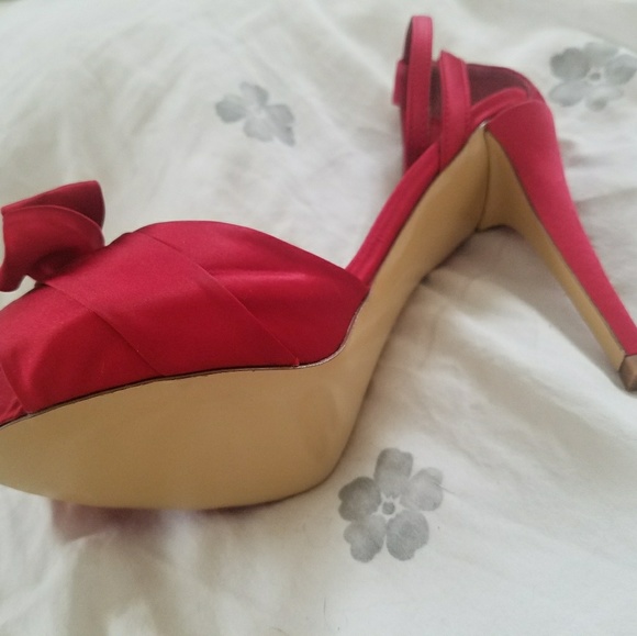 *NWOT* Hot red bowtie pumps - Picture 4 of 4